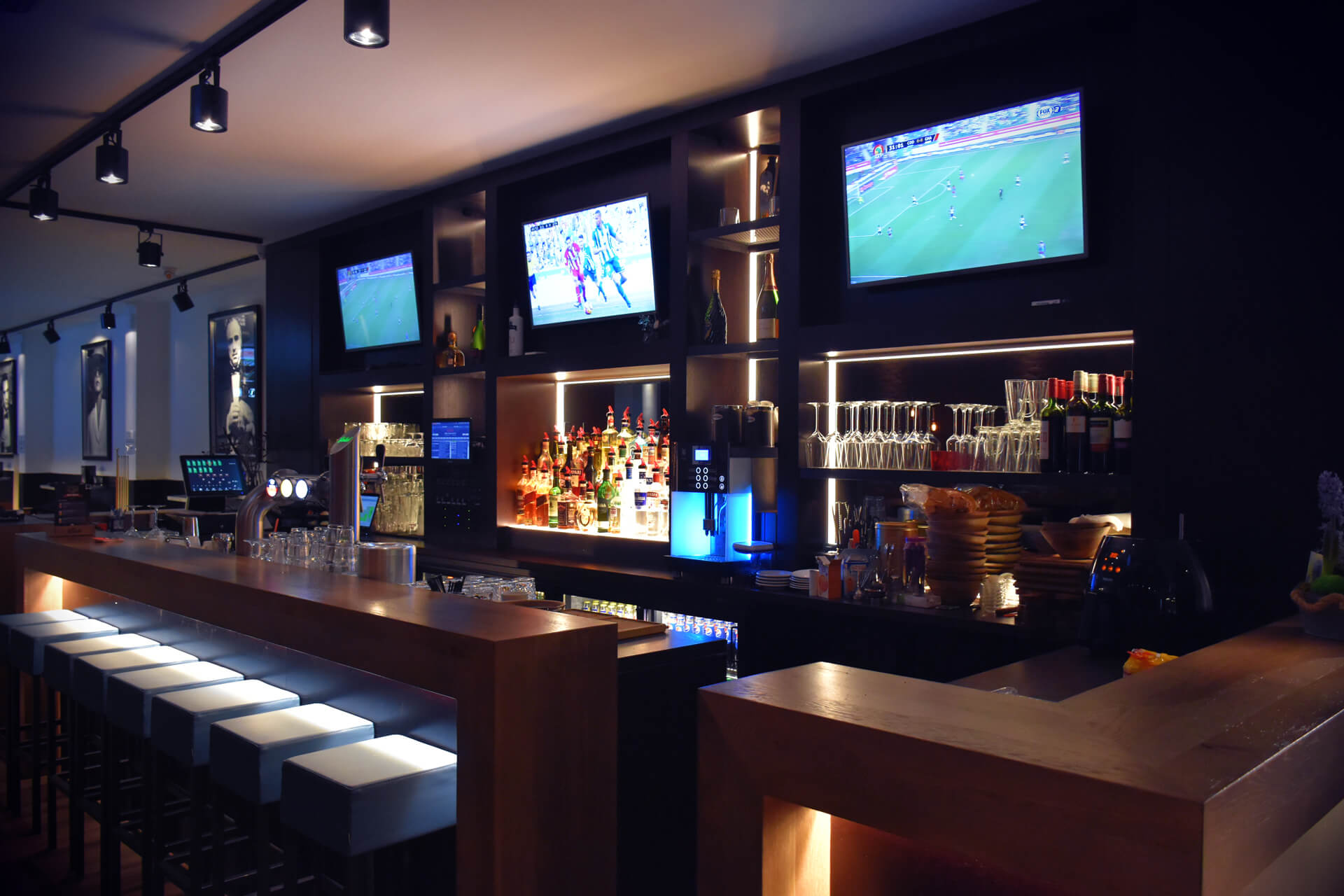 De bar in de avond
